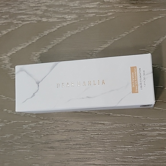 Dear Dahloa Skin Paradise Sheer Silk Foundation - Picture 1 of 1
